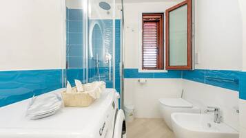 Douche, sĂšche-cheveux, serviettes fournies