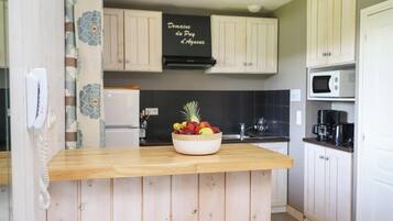 Réfrigérateur, micro-ondes, lave-vaisselle, cafetière/bouilloire