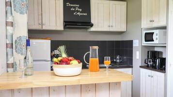 Een koelkast, een microgolfoven, een vaatwasser