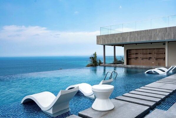 2 outdoor pools