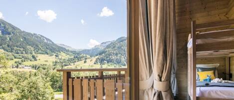 4 bedrooms, internet, bed sheets