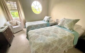 4 عدّة غرف نوم ومكواة/لوح كي وواي فاي وملاءات أسرّة