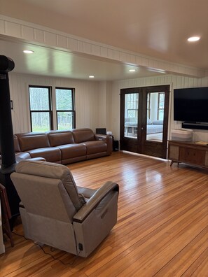 Smart TV, chimenea, libros y biblioteca musical 