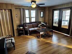 TV connectée, livres, chaîne hi-fi