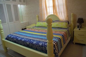 Tabla de planchar con plancha, wifi y ropa de cama