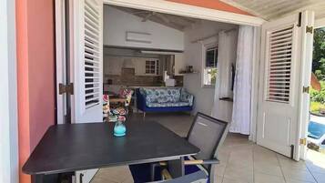 تناول الطعام بالخارج