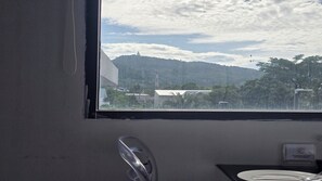 ตู้นิรภัยในห้องพัก, เตารีด/โต๊ะรีดผ้า, Wi-Fi ฟรี