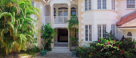 المنشأة من الخارج