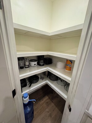 Interior - Charming 3-bedroom house in Brownsville Cozy and comfortable modern farmhouse. (Brownsville)