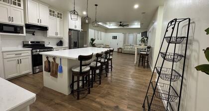 Charming 3-bedroom house in Brownsville Cozy and comfortable modern farmhouse.