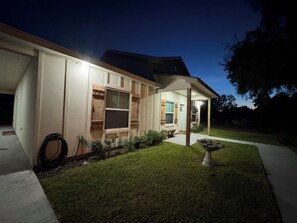 Exterior - Charming 3-bedroom house in Brownsville Cozy and comfortable modern farmhouse. (Brownsville)