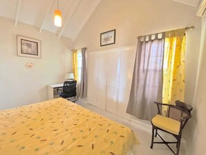 1 slaapkamer, een strijkplank/strijkijzer, wifi, beddengoed