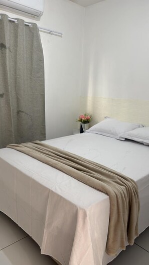 QUARTO DE CASAL COM BANHEIRO COMPARTILHADO