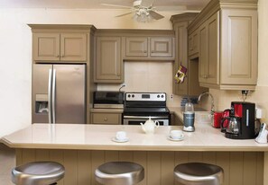 Kylskåp, mikrovågsugn, ugn och spishäll