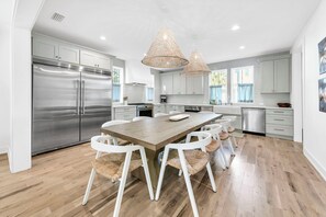 Fridge, microwave, oven, stovetop - ⭐Walk to Beach-6 Bikes-30A-Pool-Luxury Kitchen-Casa de Cousins🐟 (Inlet Beach)