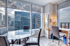 Appartement luxueux, balcon, vue sur la ville | Aire de séjour | Téléviseur