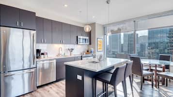Luxury Apartment, Balcony, City View | Private kitchen | Fridge, microwave, oven, stovetop