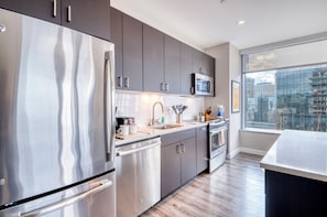 Apartamento superluxo, sacada, vista para a cidade | Cozinha privada | Geladeira, micro-ondas, fogão, cooktop