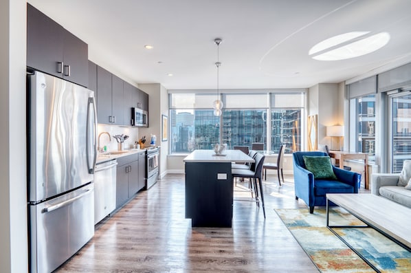 Apartamento superluxo, sacada, vista para a cidade | Área de estar