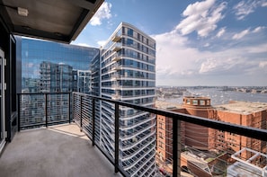 Apartamento superluxo, sacada, vista para a cidade | Terraço/pátio