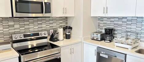 Réfrigérateur, micro-ondes, four, plaque de cuisson