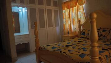 5 bedrooms, iron/ironing board, WiFi, bed sheets