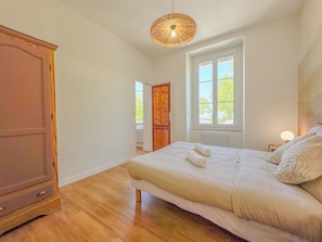 1 bedroom, desk, travel crib, free WiFi