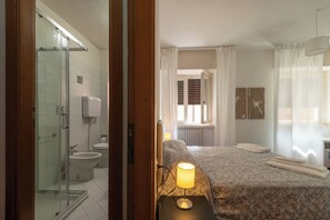 Douche, sĂšche-cheveux, bidet, serviettes fournies