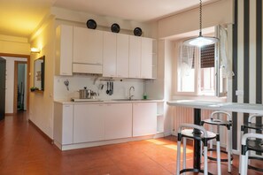 Refrigerador, parrilla de estufa, tostadora y utensilios de cocina