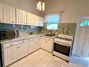 ثلاجة، ميكروويف، فرن، موقد طهي مسطح