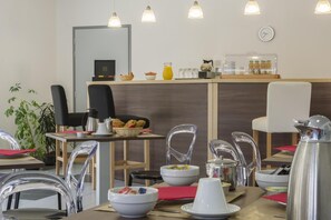 Dining - Le Clos du Rocher S2 H (Les Eyzies)