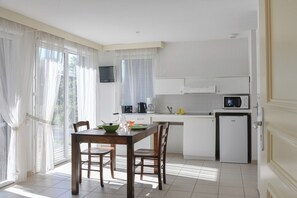 Fridge, microwave, coffee/tea maker, toaster