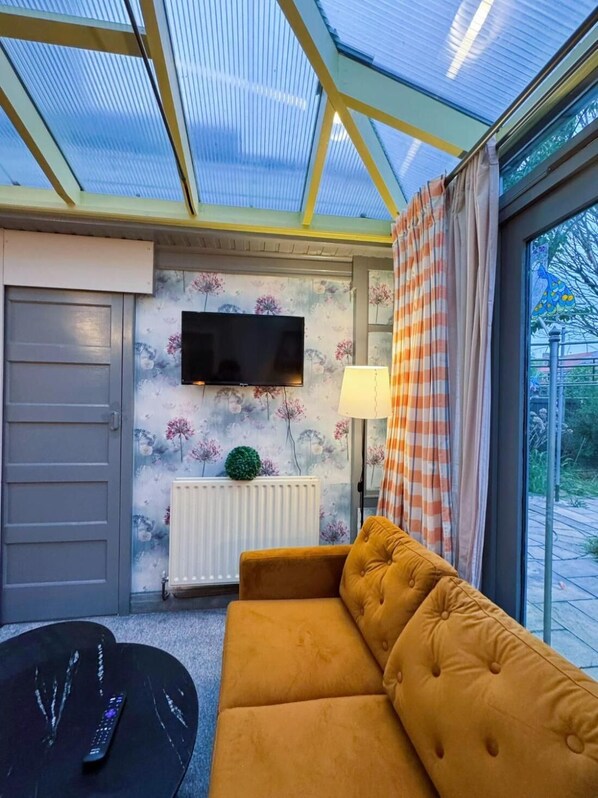 Room, 1 Bedroom, Smoking, Garden View | Room amenity