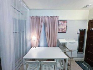 Room, 1 Bedroom, Smoking, Garden View | Dining room