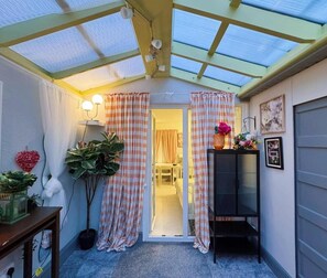 Room, 1 Bedroom, Smoking, Garden View | Interior