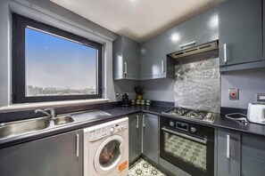 Apartment, 2 Bedrooms, Smoking, Balcony | Laundry - Modern Unit Near Canary Wharf (London)