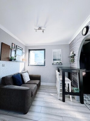 Apartment, 2 Bedrooms, Smoking, Balcony | Living room - Modern Unit Near Canary Wharf (London)