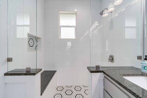 Shower, hair dryer, towels, soap - Moonlight Retreat, near Wedding Venue & Breweries (Dripping Springs)