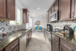 雪櫃、微波爐、焗爐、爐具