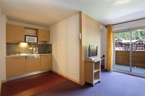 Fridge, microwave, dishwasher, coffee/tea maker