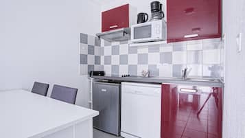 Een koelkast, een microgolfoven, een vaatwasser