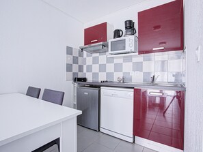 Fridge, microwave, dishwasher, coffee/tea maker