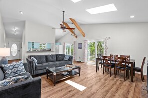 TV, fireplace - Peacock Place LBK - Gorgeous 3-bedroom house in Longboat Key (Longboat Key)