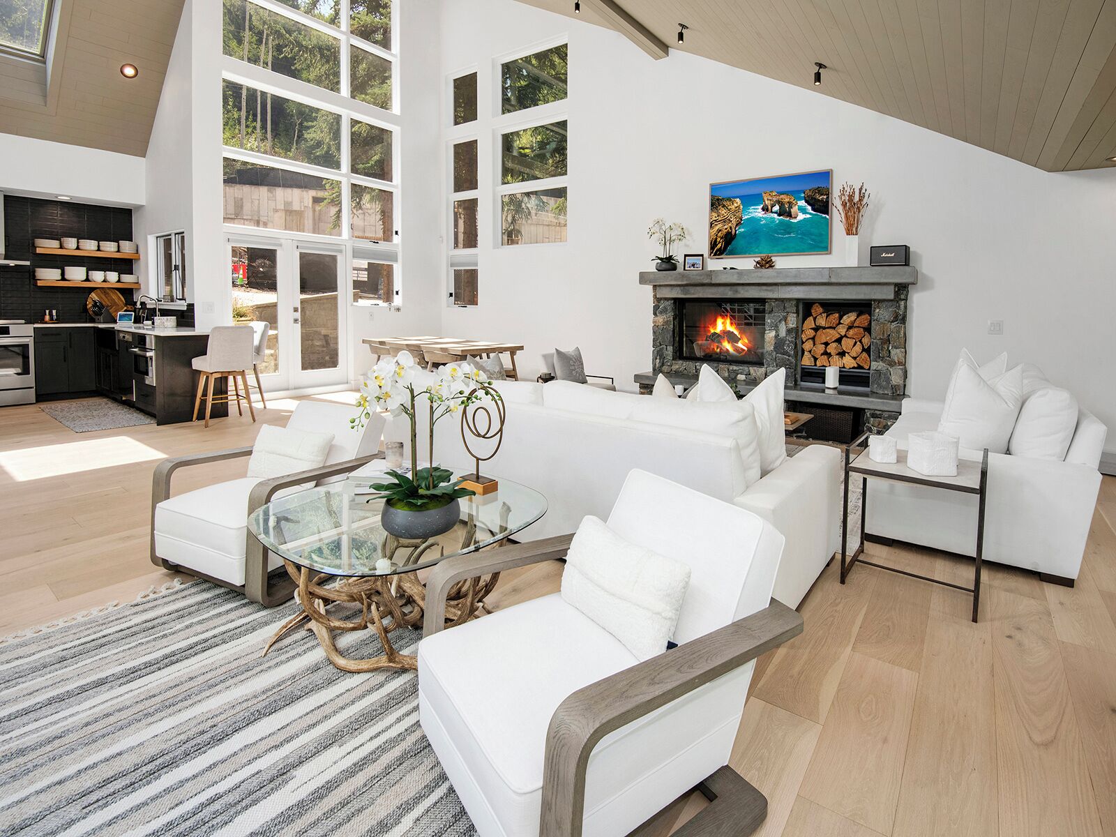 Televisión y chimenea 