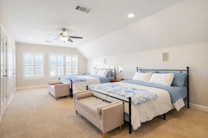 5 bedrooms, desk, internet, bed sheets