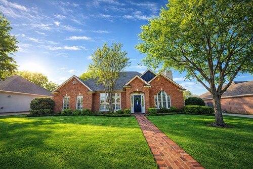 Spacious and Elegant 5BR Home Near EastChase Mall!