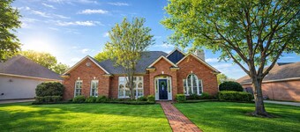 Spacious and Elegant 5BR Home Near EastChase Mall!