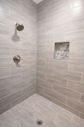 Dusche, Haartrockner, Handtücher, Toilettenpapier