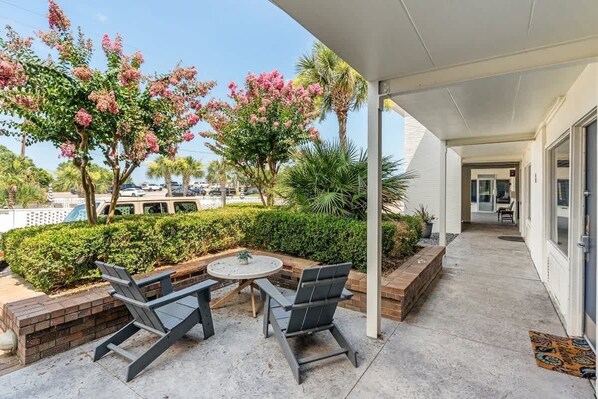 Outdoor dining - Coastal Escape - Wrightsville (Wilmington)