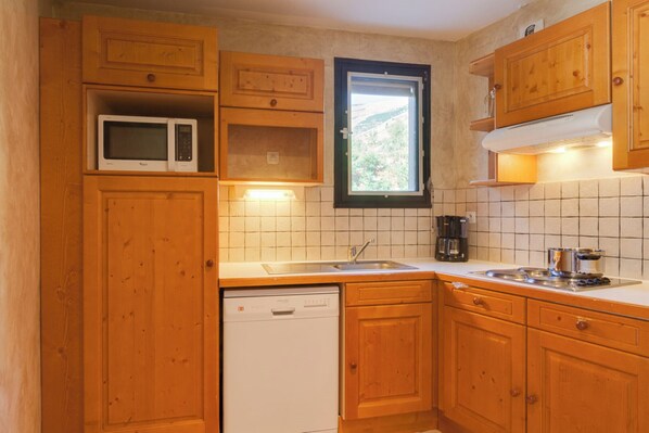 Fridge, microwave, dishwasher, coffee/tea maker